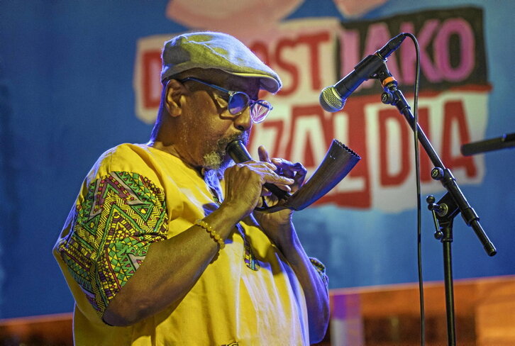 El contrabajista William Parker trasteando con su nueva alboka.