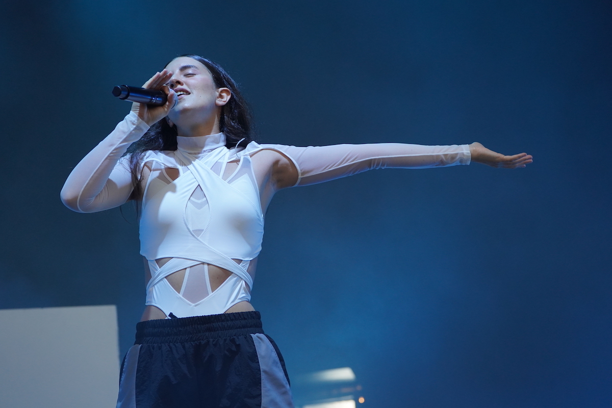 Jende andana bildu zen Zurriolako hondartza Izaro ikusteko. (Jon URBE | FOKU)