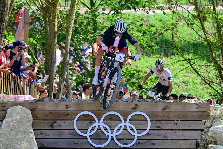 Tom Pidcock, durante su brillante carrera con el premio del oro.
