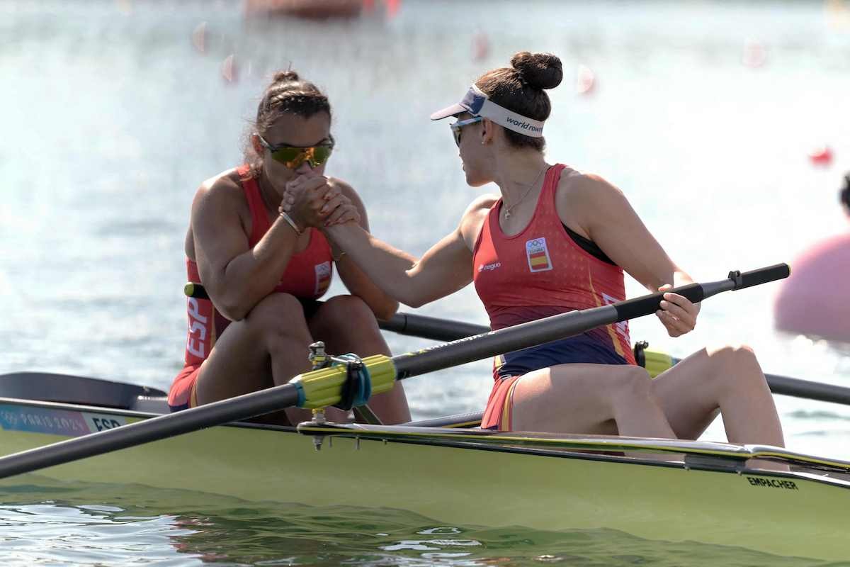 Esther Briz eta Aina Cid, gaur Parisen. (Bertrand GUAY/AFP)