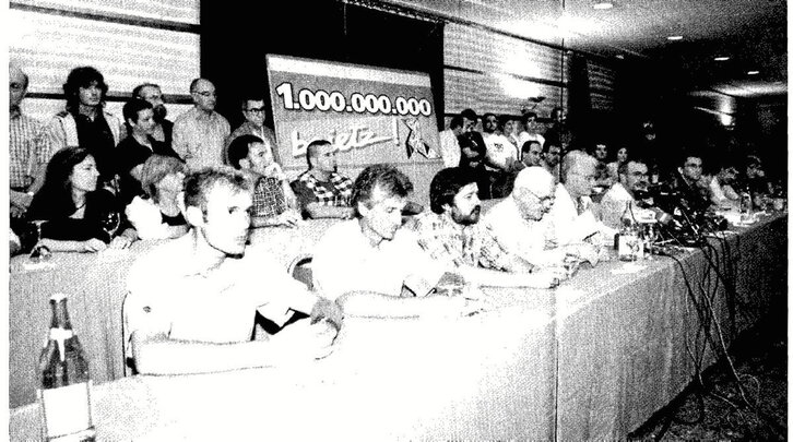 1998ko uztailaren 30an Euskal Herriko hainbat artista, intelektual, militante, kirolari, sindikalista eta bestek Donostian aurkeztu «1.000.000.000 baietz» ekimena.