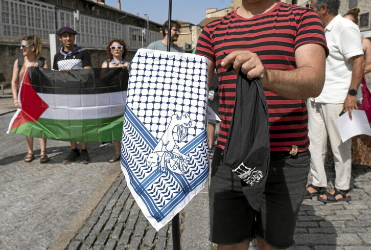 Jaietan salgai egongo den Palestinaren aldeko zapi solidarioa aurkeztu zuten Gasteizen.