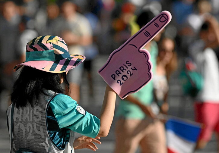 Lehen orrialdean, boluntario bat bide egokia adierazten. Lerro honen alboan, boluntario bat boleiboleko baloiarekin, eta azpian, boluntario talde bat atzerako kontaketako erlojuarekin argazkia ateratzen.