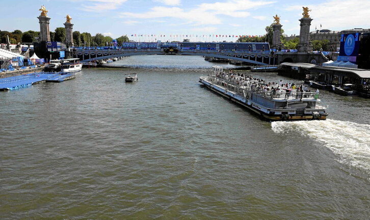 Un barco turístico navega en el Sena después de suspenderse los entrenamientos de natación.