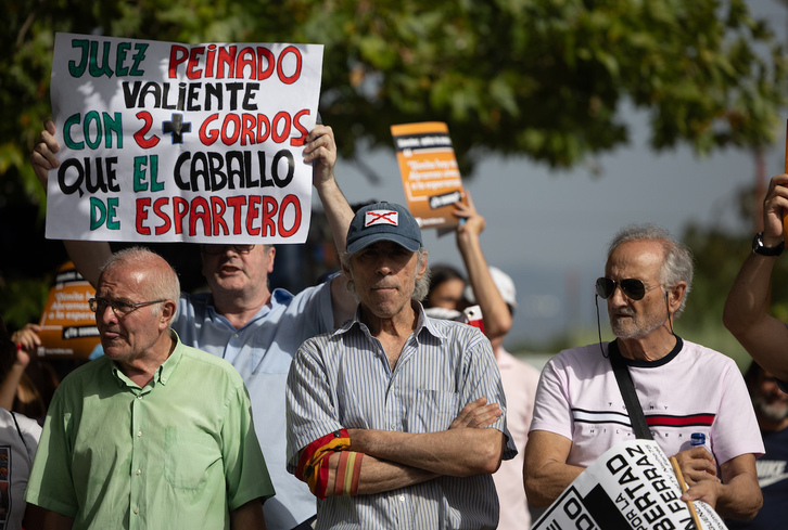 Cartel de apoyo al juez Peinado en el exterior de La Moncloa.