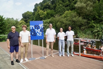 2024ko Aste Nagusiko aurkezpenean egon direnak (ezkerretik eskuinera): Bera-Berako presidentea Fernando Diez, Festa Jardueratako zinegotzia Jon Insausti, alkate Eneko Goia eta Bere-Berako bi jokalari.