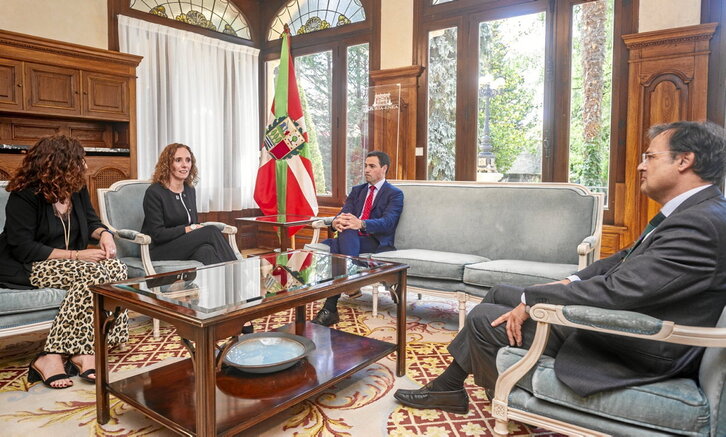 Imagen de la reunión del lehendakari y el consejero de Salud con una representación de la dirección de Satse.