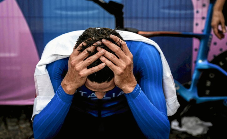 Filippo Ganna italiarraren keinua, larunbateko erlojuaren aurkako saioa osatu ondoren.