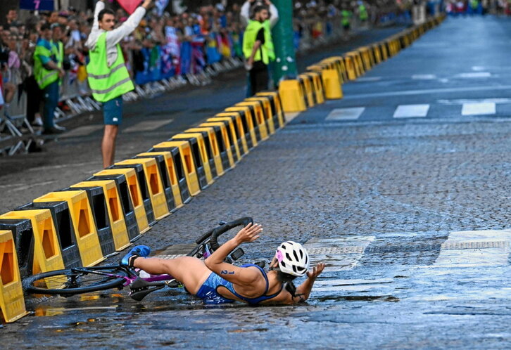 Guam uharteko Manami Iijimaren erorikoa, triatloian, Paris erdialdeko galtzada-harrietan.