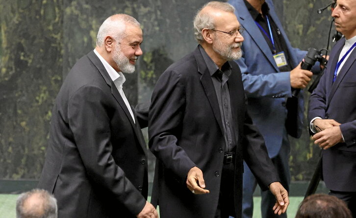 Ismail Haniyeh, a la izquierda, durante la investidura del nuevo presidente iraní, Masud Pezeshkian, horas antes del atentado en su contra.