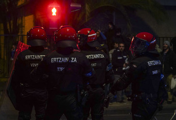 Carga de la Ertzaintza en los prolegómenos del partido entre la Real Sociedad y el PSG el 5 de marzo.