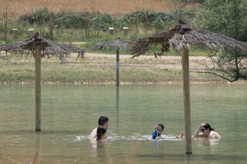 Bañistas en el pantano de Allotz, que está en Lizarraldea pero no en Lizarra.