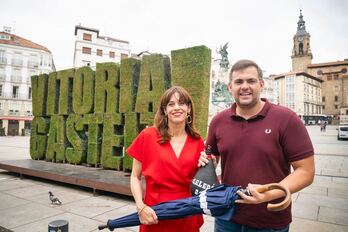 Maider Etxebarria alkateak aterkia eta zahatoa eman dizkio Iñaki Kerejazu Zeledoni.