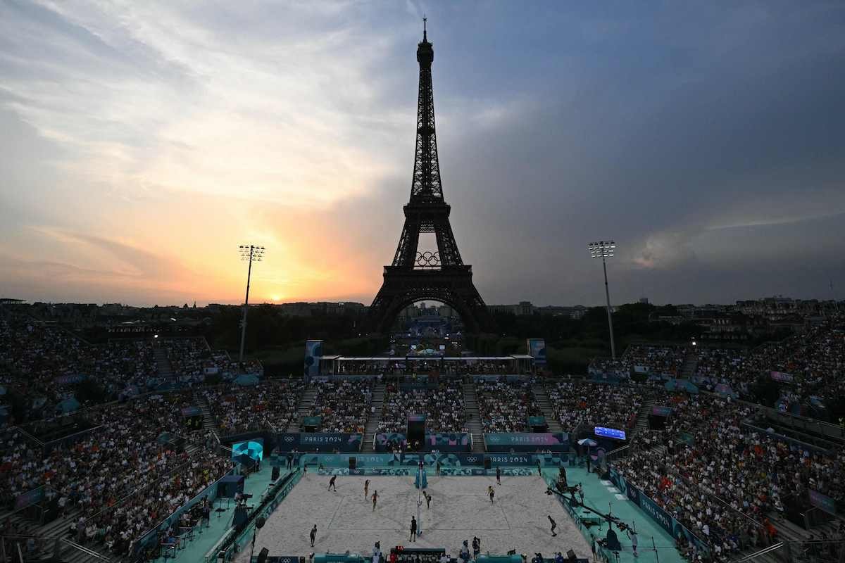 El Estadio Torre Eiffel durante un partido de voley playa. (Kirill KUDRYAVTSEV/AFP))