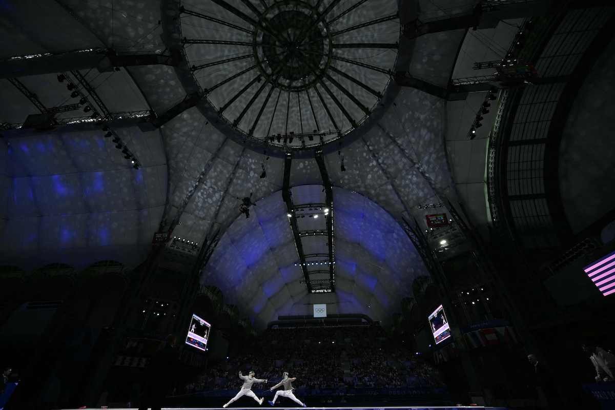 El campeonato de esgrima se está disputando dentro del Grand Palais. (Fabrice COFFRINI/AFP)