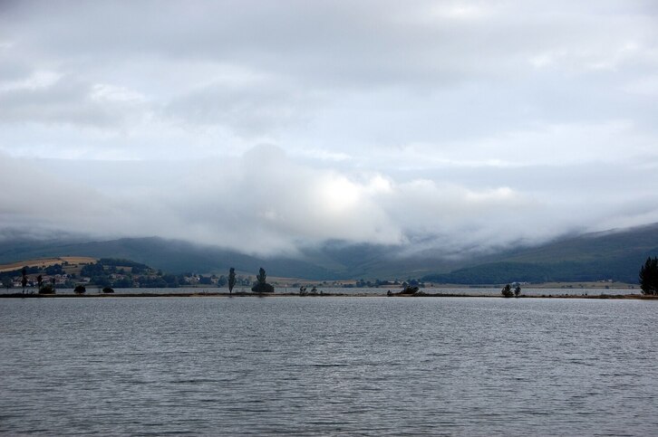 El menor se bañaba en el embalse, a la altura del acceso al camping Playa de Arija.