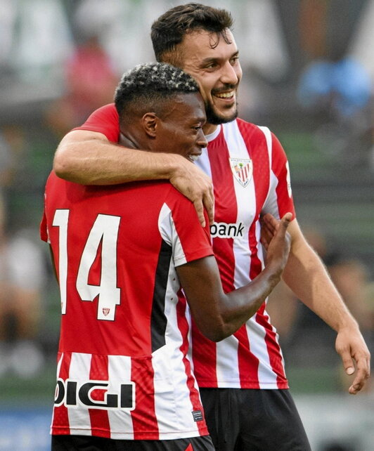 Paredes abraza al inesperado héroe Djaló.