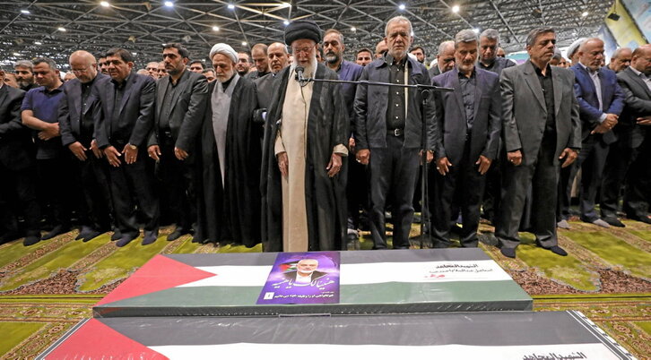 El líder supremo iraní, Ali Jamenei, y el presidente, Masud Pezeshkian, en el funeral de Ismail Haniyeh y de su guardaespaldas.