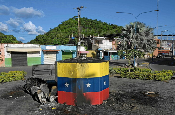 Restos de una estatua de Hugo Chávez vandalizada en Mariara, en el estado de Carabobo.
