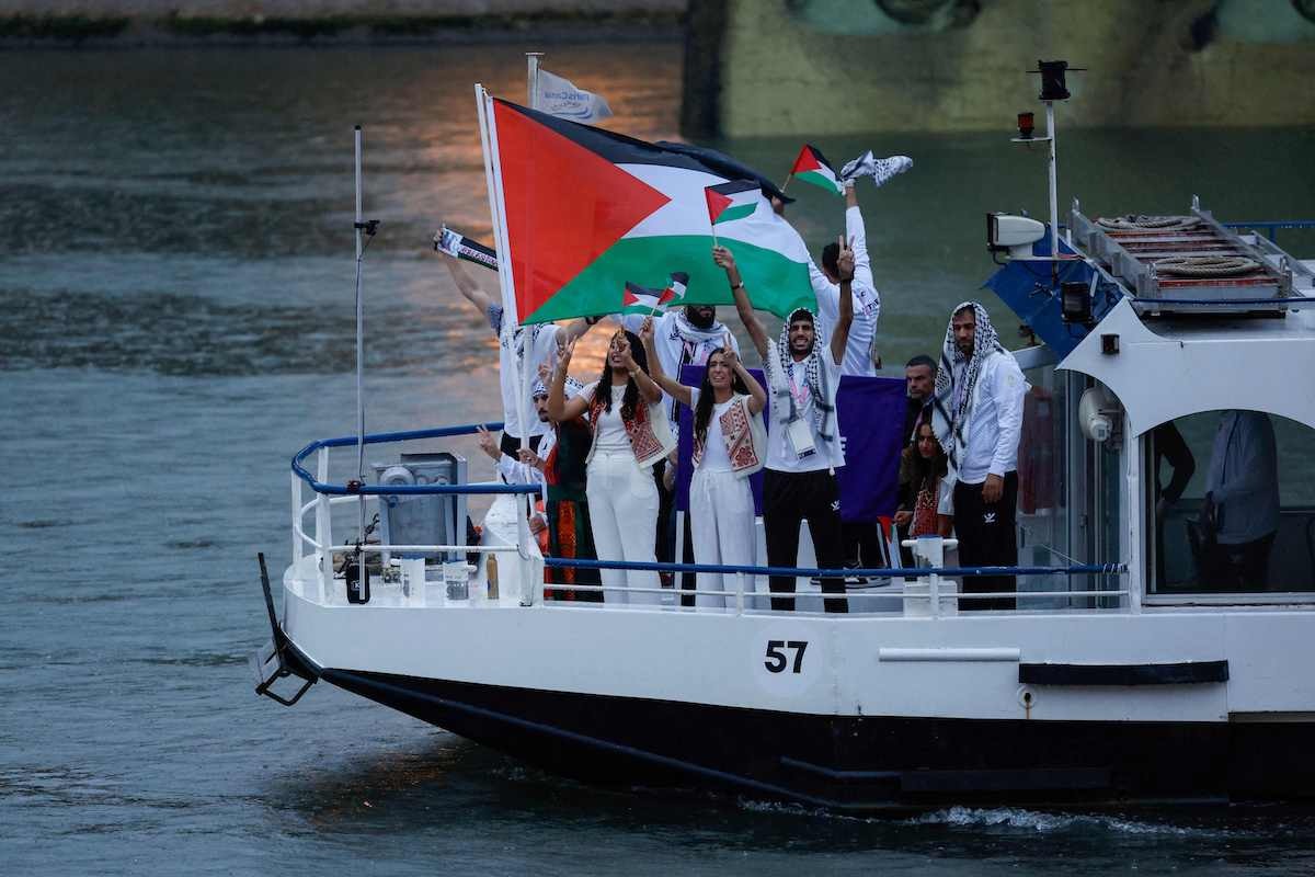 La delegación palestina durante la ceremonia de inauguración de los Juegos Olímpicos de París. (Luis TATO/AFP)