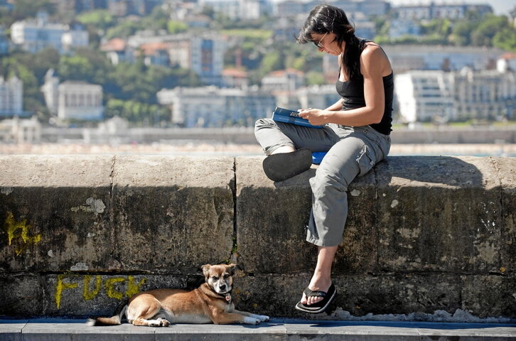 Un libro y un poco de sol, el mejor viaje.
