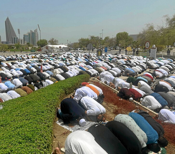 Cientos de personas tuvieron que seguir el funeral por Haniyeh fuera del templo, a 43 grados.