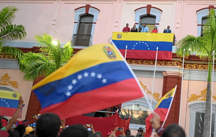 Nicolás Maduro junto a su esposa, Cilia Flores, el jueves en el Palacio Presidencial de Miraflores.
