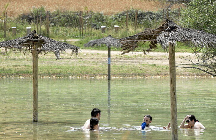Bañistas en el pantano de Allotz, que está en Lizarraldea pero no en Lizarra.