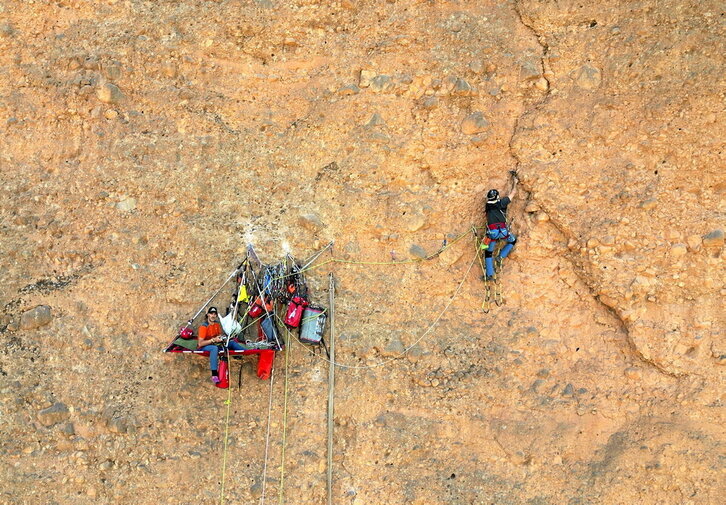 Gilbert, sokaburu, eta Pelut, hamakan, “Komando Jaluf” bidea sortzen ari ziren bitartean.