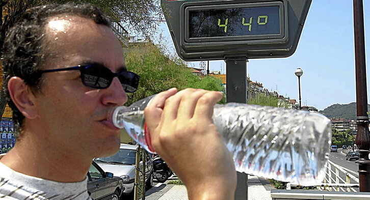 El país, literalmente, se sofocó. En la imagen, un bilbotarra bebe agua en abundancia, con los termómetros de la ciudad marcando 44ºC.
