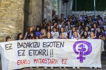 Neskas en la escalinada de San Miguel.