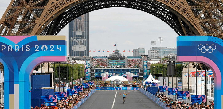 Pese al susto final por un pinchazo, Evenepoel pudo disfrutar en la llegada a una meta espectacular.