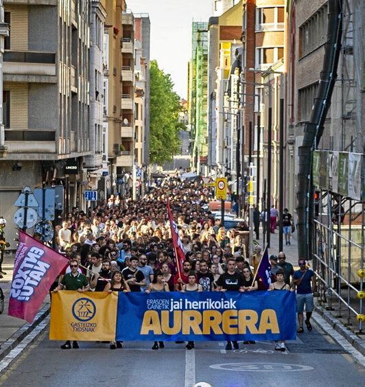 Manifestazio jendetsua txosnen alde.
