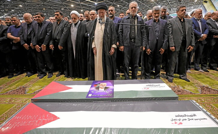 El ayatollah Ali Khamenei, líder supremo iraní, oficia los funerales por Ismail Haniyeh y su guardaespaldas Wasin Abu Saaban en Teherán.