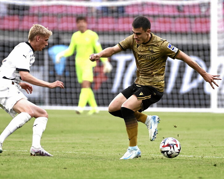 El autor del primer gol Gronbaek presiona a Barrene en el partido de ayer.
