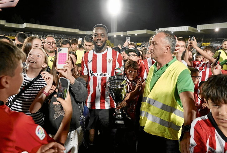 Iñaki Williams con el trofeo de la VIII Euskal Herria Txapela, rodeado de aficionados en Lasesarre.