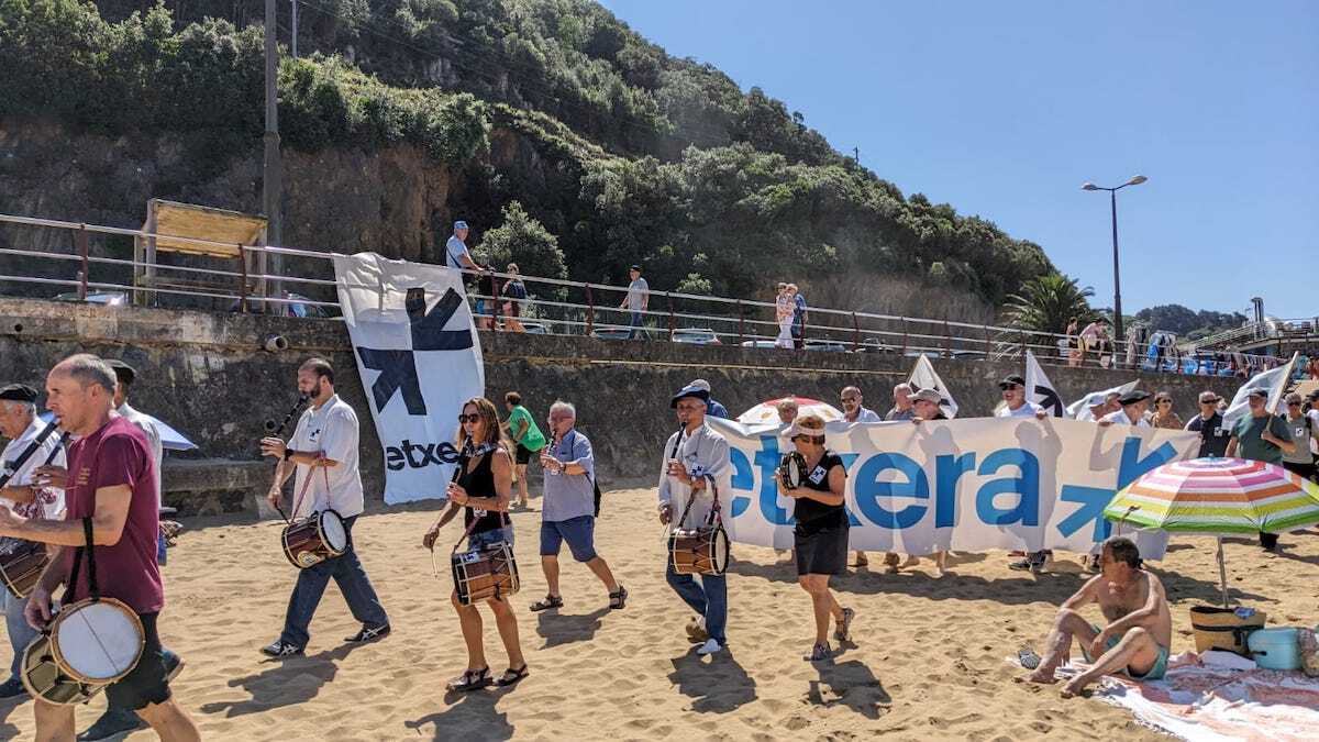 Laidako hondartzan txistu doinuen erritmoan burutu dute mobilizazioa. (NAIZ)