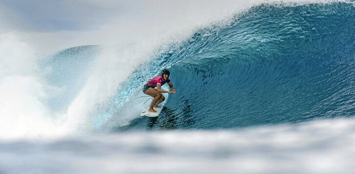 Ezkerreko orrialdean goian eta behean, Nadia Erostarbe. Eskuineko orrialdean, goian, Andy Criere lehiakidea eta Aritz Aranburu, Espainiako Selekzioko entrenatzailea. Azpian, Janire Gonzalez Etxabarri.