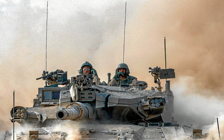 Soldados israelíes en un tanque.