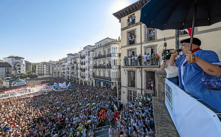 Paraguas y micrófono en mano, Iñaki Kerejazu alentó a las personas que abarrotaron la plaza a vivir las fiestas con intensidad y siempre con respeto.