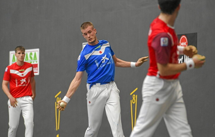 Jon Mariezkurrena suelta un pelotazo con la derecha ayer en Bera. El de Berriozar se pierde el Torneo de La Blanca.