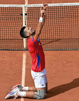 Djokovic rompió a llorar nada más acabar el partido.
