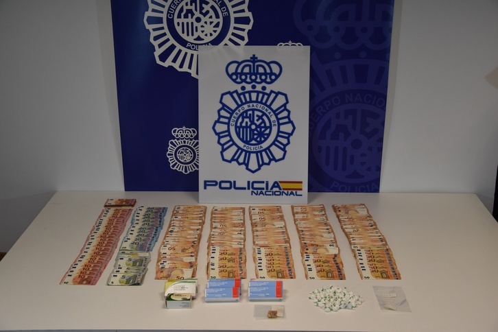 La Policía halló en el local 75 gramos de cocaína, más de 25.000 euros en efectivo y diversas anotaciones sobre los servicios sexuales prestados por las víctimas.