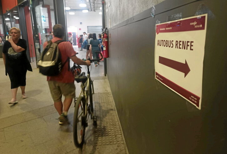 Un cartel indica en la estación de autobuses de Donostia dónde están los vehículos que sustituyen a los trenes.