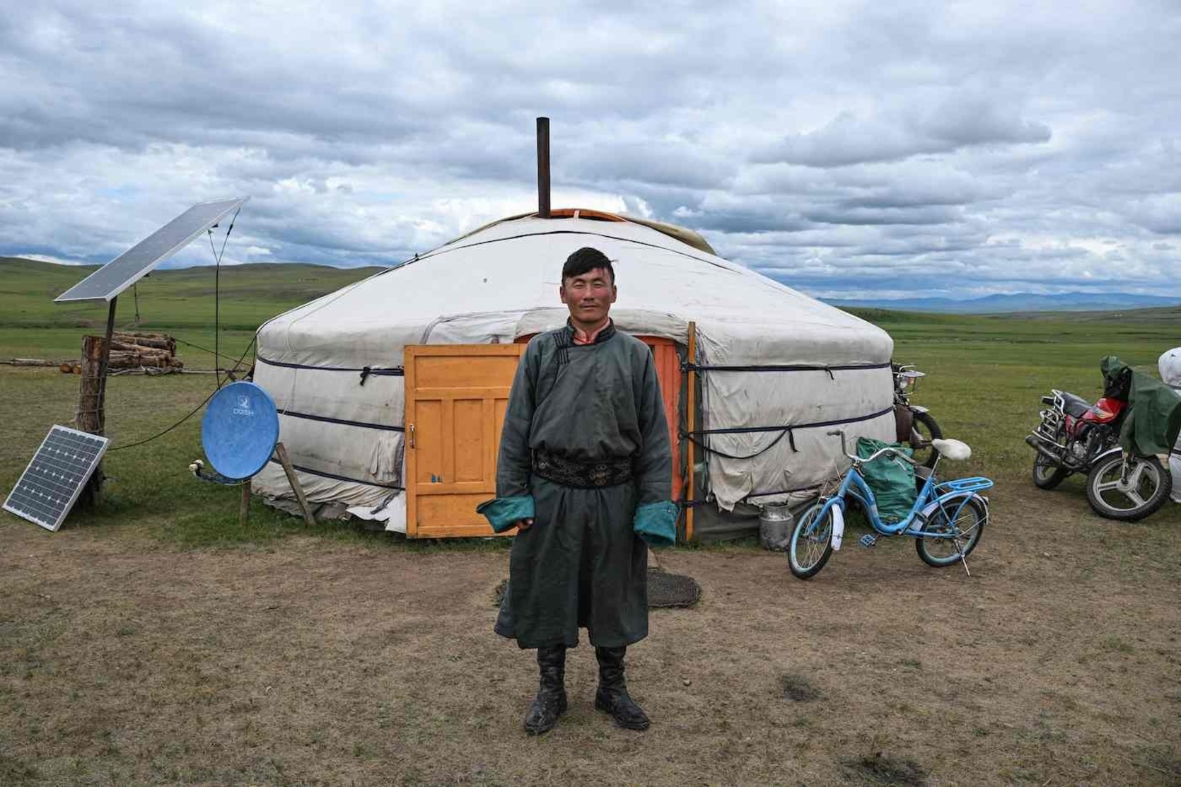 Durante milenios, los mongoles han vivido de la tierra y de su ganado en viviendas circulares llamadas ger, que ellos mismos embalan y trasladan según las estaciones.