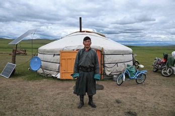 Durante milenios, los mongoles han vivido de la tierra y de su ganado en viviendas circulares llamadas ger, que ellos mismos embalan y trasladan según las estaciones.