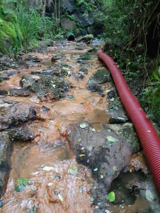 GuraSOS se pregunta qué motivo había para la instalación del tubo rojo que aparece en la foto.