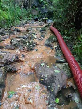 GuraSOS se pregunta qué motivo había para la instalación del tubo rojo que aparece en la foto.