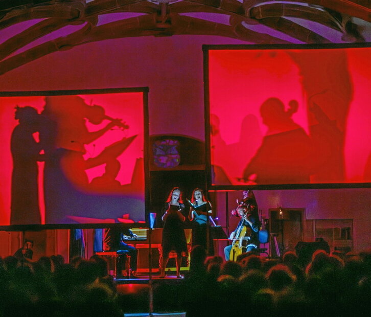 Un momento del concierto del lunes, con las proyecciones en el fondo.