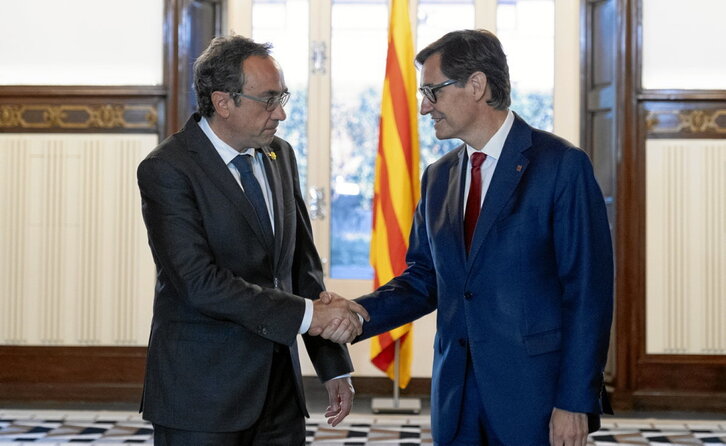 Josep Rull estrecha la mano de Salvador Illa durante la ronda de contactos.